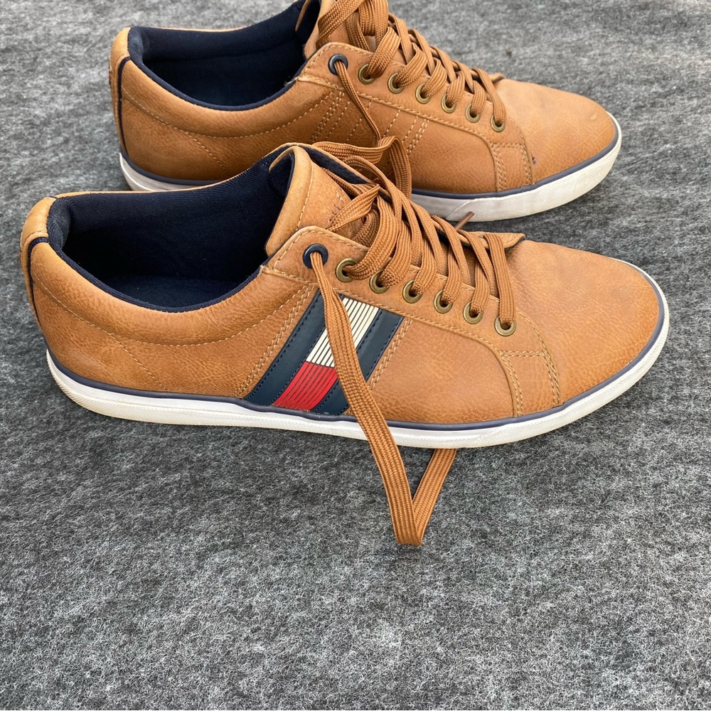 Brown Tommy Hilfiger shoes Low top. Faux Leather